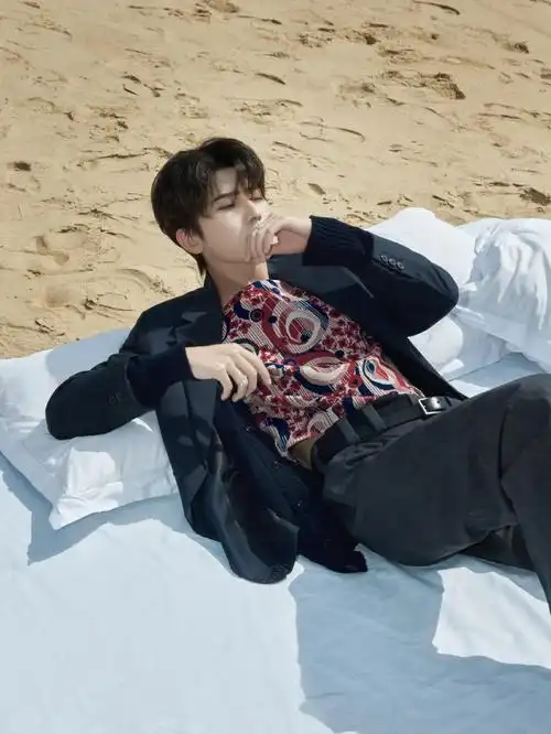 蔡徐坤三亚海报大片上线啦