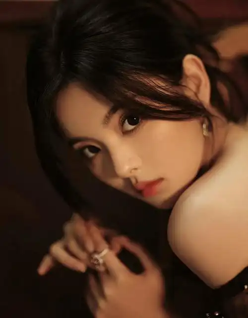 杨超越璀璨复古风格写真,抹胸纱裙一字肩,优雅迷人!_高清图集_新浪网