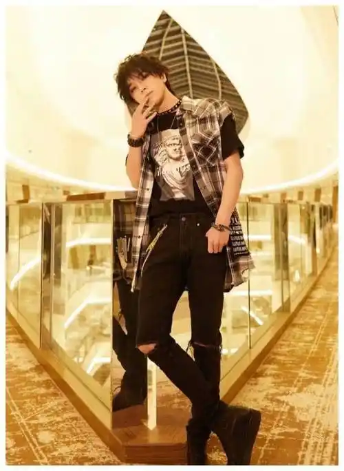 原创华晨宇只是改变了一下裤鞋搭配就显高10cm不料火了