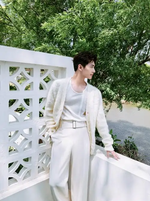 我更好奇#杨洋在拍什么#,好奇是什么让他笑得这么开心,这种感觉谁懂呀