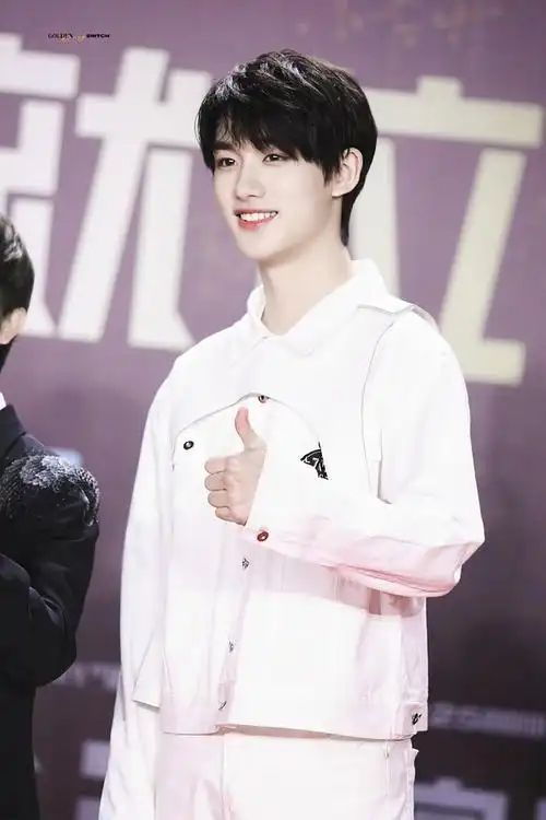 可以给我点儿丁程鑫非常灿烂非常治愈的元气笑容图.