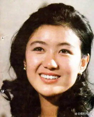 央视春晚主持人李小玢:两婚两离后依旧单身,儿子支持她找老伴