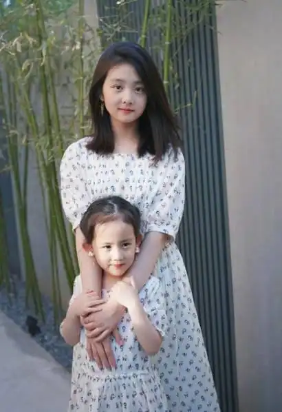 黄磊的女儿, 黄多多(也称黄忆慈)在北京某贵族学校的图书馆行不雅事被