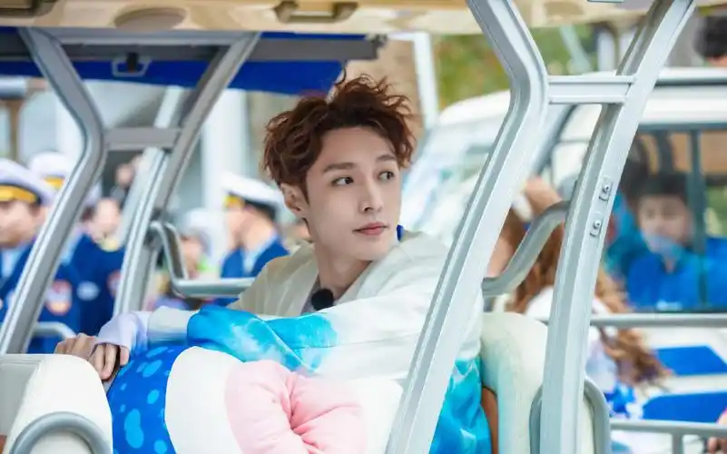 男 张艺兴 > 张艺兴泡面头帅气写真图片(2/9)张艺兴相关图片 推荐壁纸