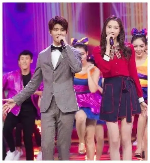 当172cm关晓彤遇到178cm任嘉伦到底是谁谎报了身高