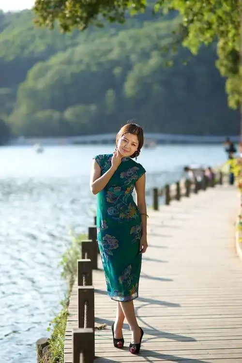 湖畔旗袍 - 晓君之美 - 704877961的博客