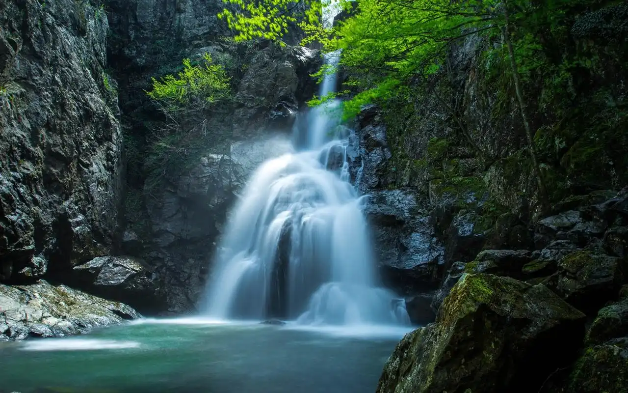 壮观美丽的自然瀑布风景图片桌面壁纸