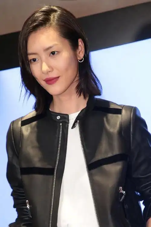 发型师也不能把你的头发弄成卷的呀,所以大家想要"刘雯"这样的效果