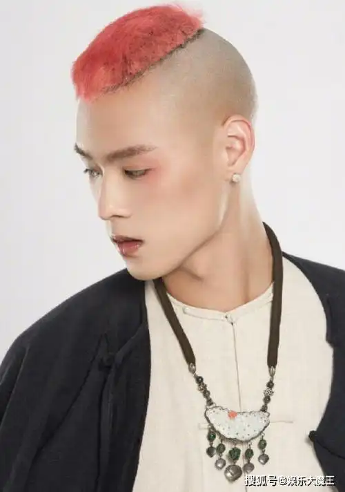 在完全剃光之前,董又霖还在头顶留了一抹红发,拍了一组写真,只见他身