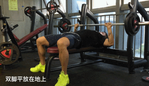 新手在练习胸部训练时,杠铃卧推姿势很重要,看看这几点很关键!_胸肌