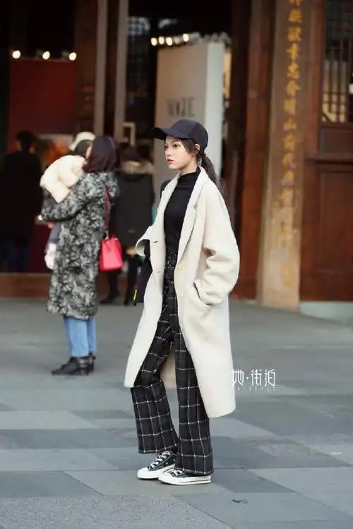 街拍:冬天小姐姐穿粉色纱裙,清纯可人,少女感满满