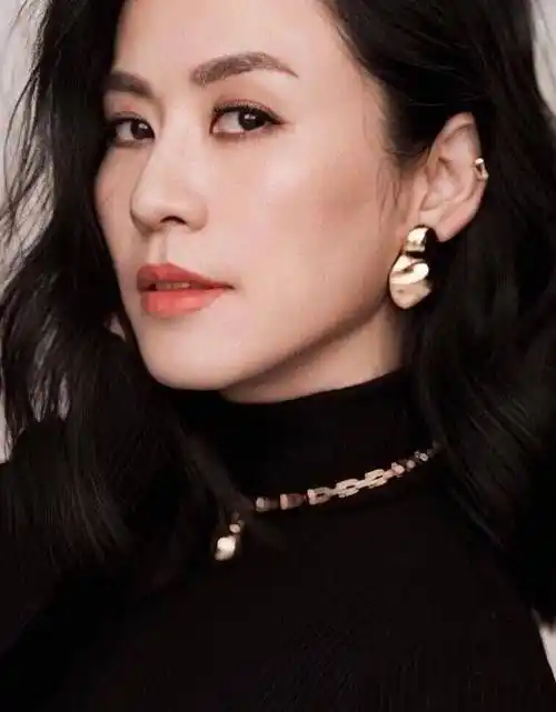 原创49岁宣萱服装大胆大v领裙下不需底衣好身材一览无遗