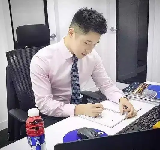 香港正装帅哥 身材竟然这么好!