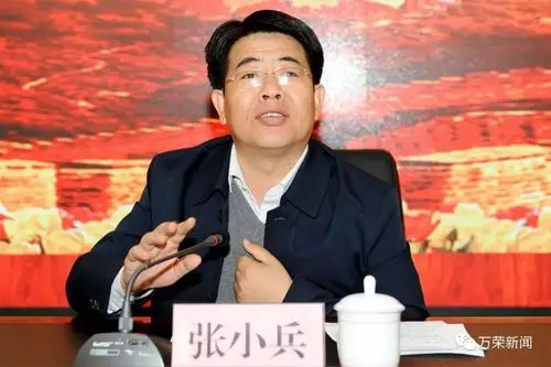 随后,副县长张小兵和县卫生健康和体育局局长李明凯为万荣县康复理疗
