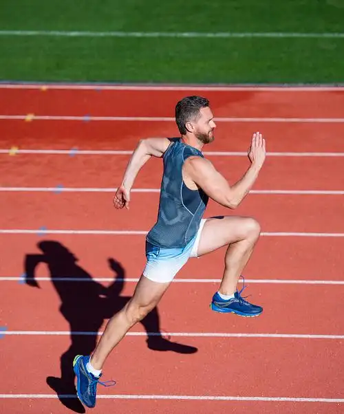 充满活力和动感.马拉松比赛速度的能量.运动中的肌肉男.