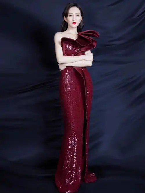 王鸥身穿酒红亮片高叉裙尽显优雅高贵气质