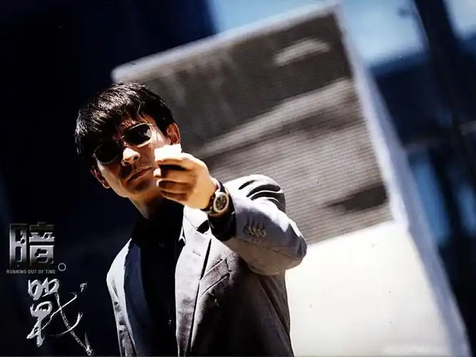 哪位有刘德华暗战中带墨镜西装背包,进电梯后转身正面对着镜头的图片