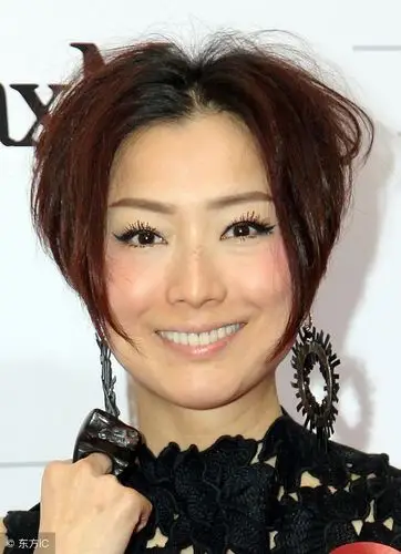 中国香港知名女歌手,演员:郑秀文