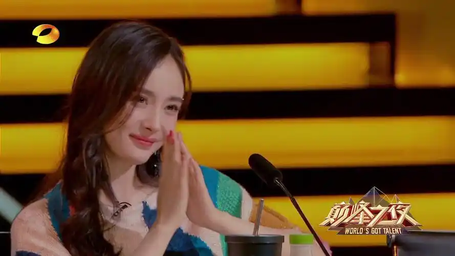 杨幂 分分钟化身表情帝,#巅峰之夜# 展现. 来自影视最时尚 - 微博