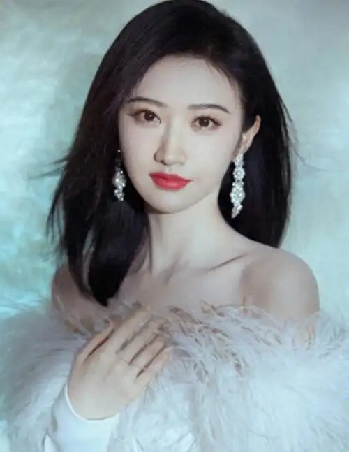 2023年8月24日,备受瞩目的演员景甜再次成为焦点,一组她的照片在社交