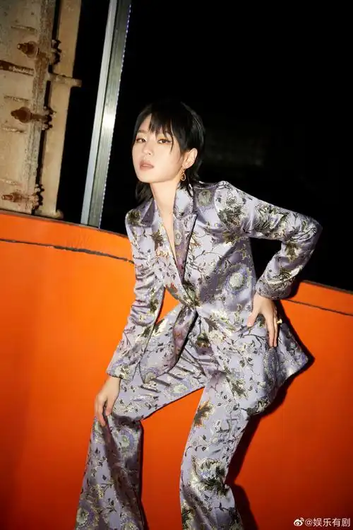欣赏@周笔畅其实我觉得这一次刺绣西装的造型真的还是很有时尚的氛围!