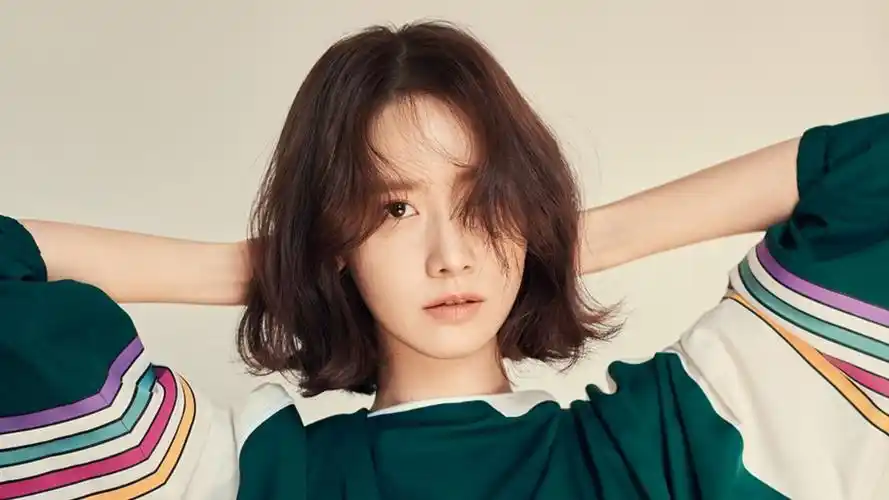 林允儿清纯写真时尚大片,短发女生的魅力__财经头条