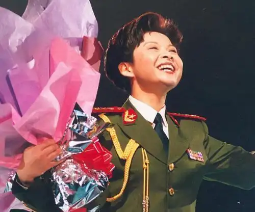 董文华1998年在广州演出时的一组珍贵旧照曝光,她穿着军装登台演出