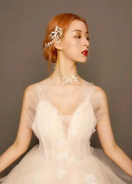 黄色卷发小公主,驾驭各种服饰