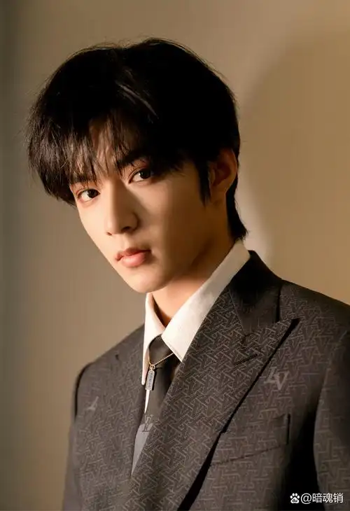 刘耀文一身lv暗纹西服套装出席北京国际电影节,真的是太帅气了,好矜贵