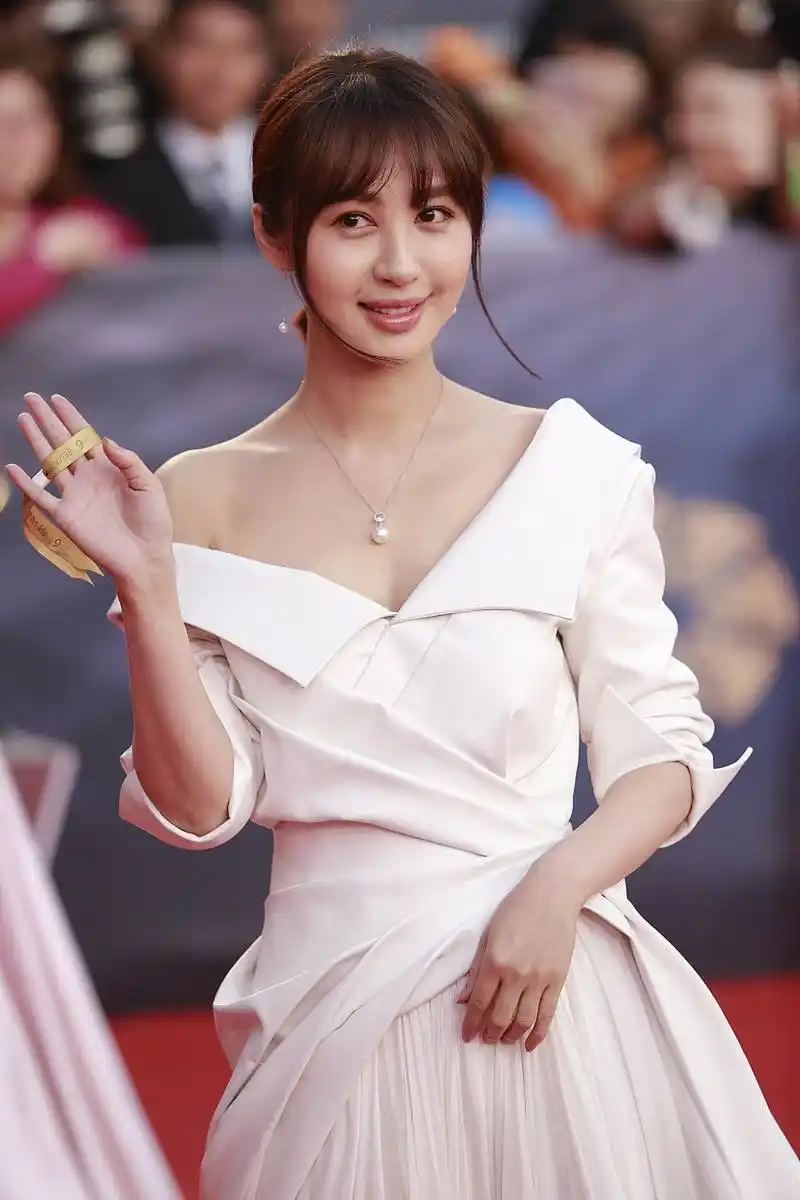 李菲儿,一位备受关注的年轻女演员,近日在社交媒体上发布了一组照片