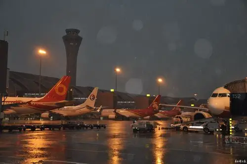 连遭两次雷暴天气 双流机场发布灾害性天气预警