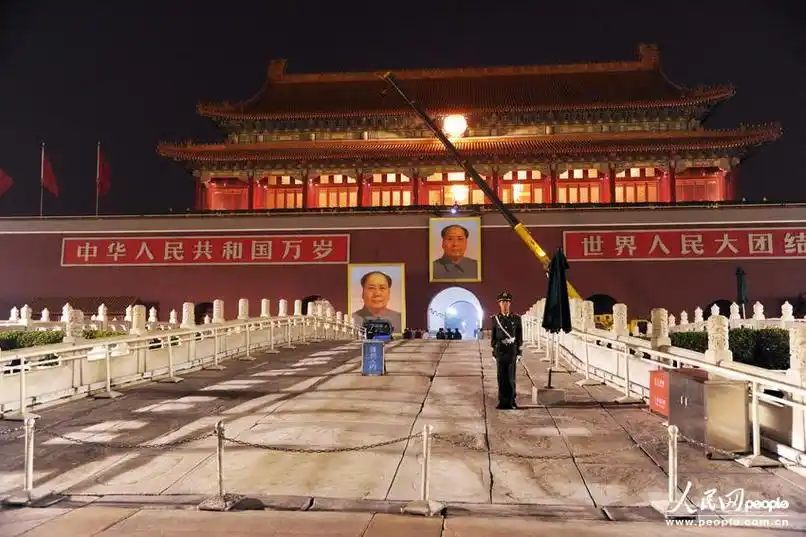 迎国庆天安门城楼更换新毛主席像