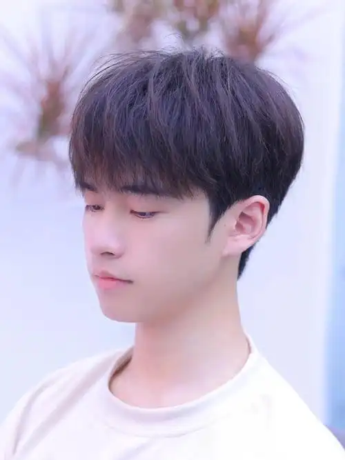 少年感碎盖发型