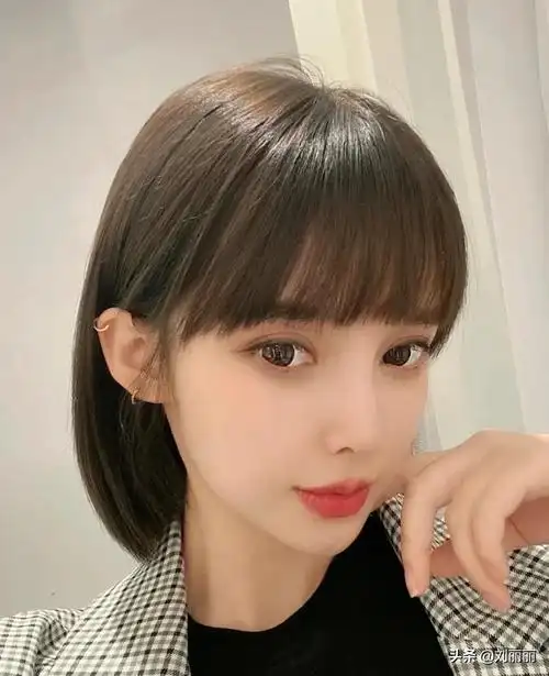 锁骨直发配上轻薄的空气刘海,只要打造出蓬松的效果,依然有很好的瘦脸