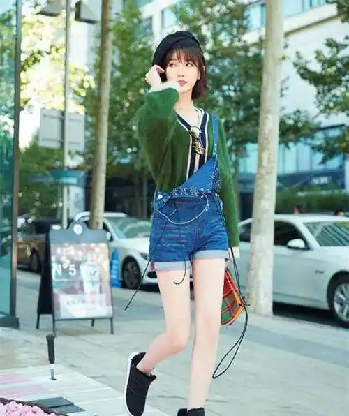 毛晓彤现在是真会穿,春天像她这样穿又美又时尚!_蓝色_牛仔裤_文艺