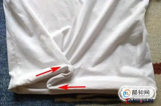 白色t恤下摆如何打结