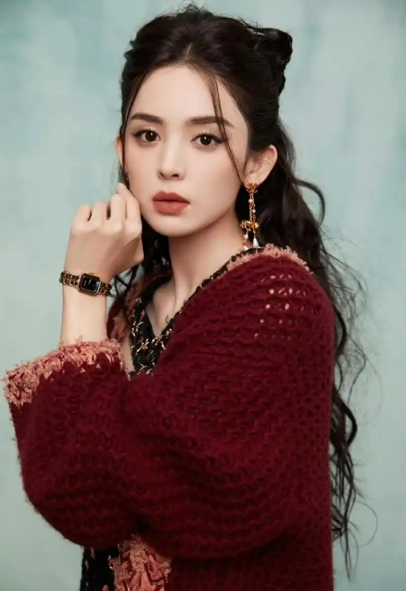 古力娜扎身着金色刺绣裙衬托雪白肌肤,眼神深邃气质迷人 676767