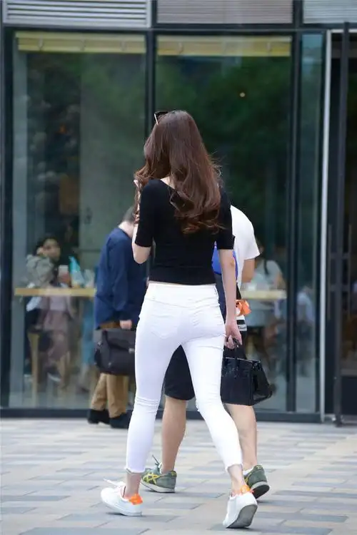 白色紧身牛仔裤搭配白色板鞋显年轻又休闲的穿搭