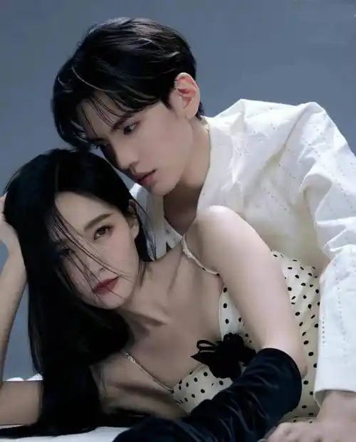 李一桐和小鲜肉疑因戏生情,两人在酒店被拍,男方古怪行为引争议