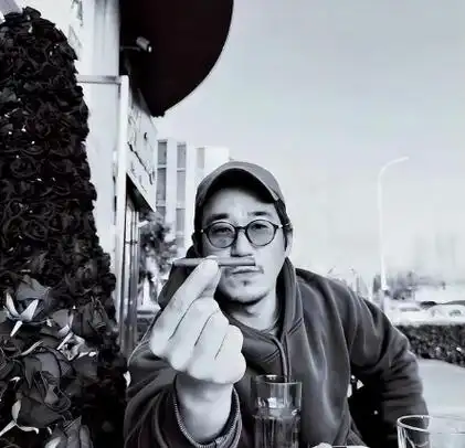 张国立儿子张默现状曝光,开千万豪车抽顶级雪茄,胡子拉碴显憔悴