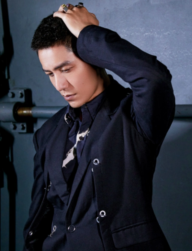 45岁陈坤剪寸头英俊潇洒一点不垮还意外撞脸小鲜肉肖战