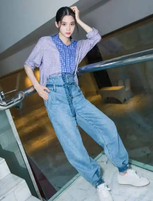 欧阳娜娜要把人逼疯,脚下鞋子实在太奇葩,踮着脚在走路也是绝了_造型