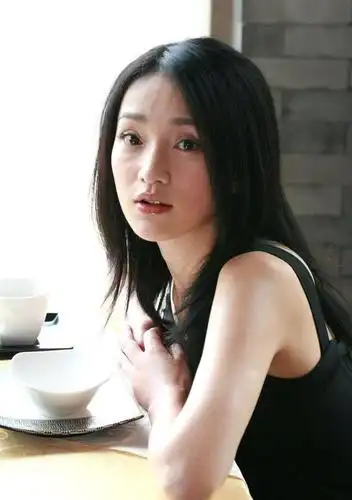 原创45岁周迅综艺回归蓝色棉麻短袖穿出一种舒服状态朴素大方