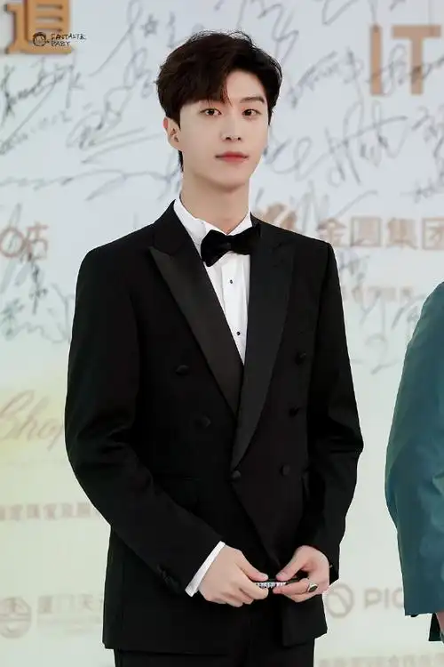 范丞丞金鸡奖闭幕式黑色西装造型