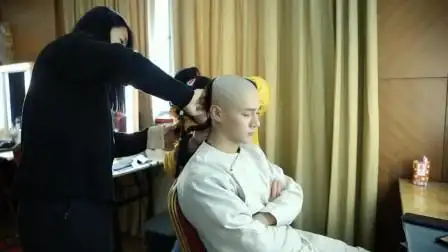 《梦回》花絮:卤蛋阿哥团剃头正式营业,王安宇自曝第一次剃光头