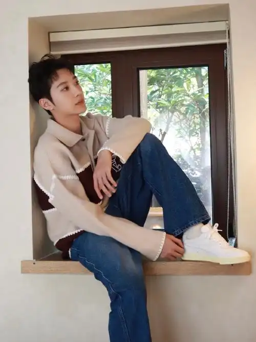 赖冠霖_edward的入秋之选,look 1:来自发发奇的 ami paris 阔腿牛仔裤