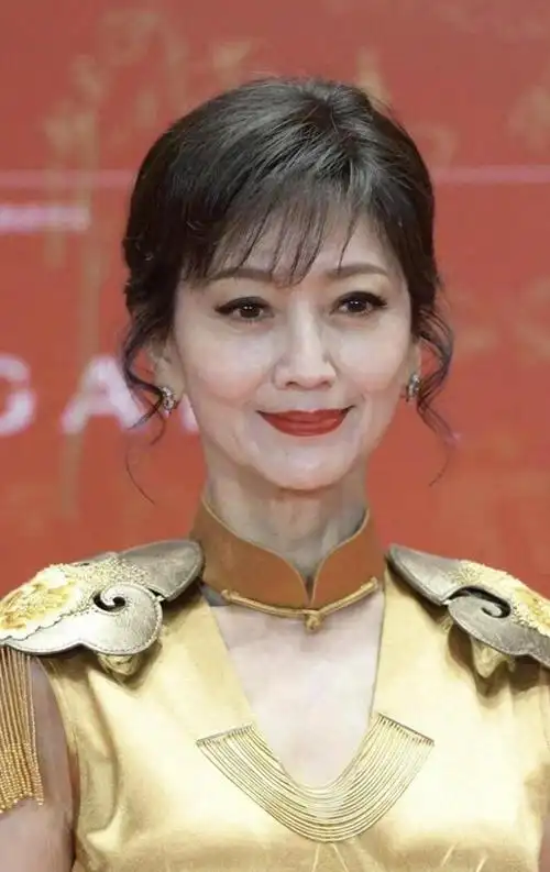 现实是,赵雅芝已经年过六旬,她脸上难以避免地展示了岁月的痕迹.