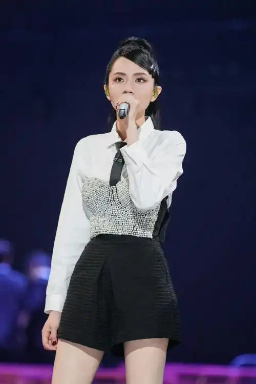 感受刘惜君带来的音乐魅力,让我们一起跟着姐姐摇摆起来吧!