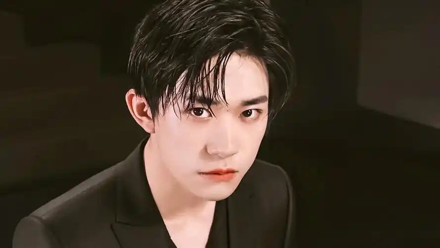 易烊千玺 "dont play with me" cr. 王山而lime