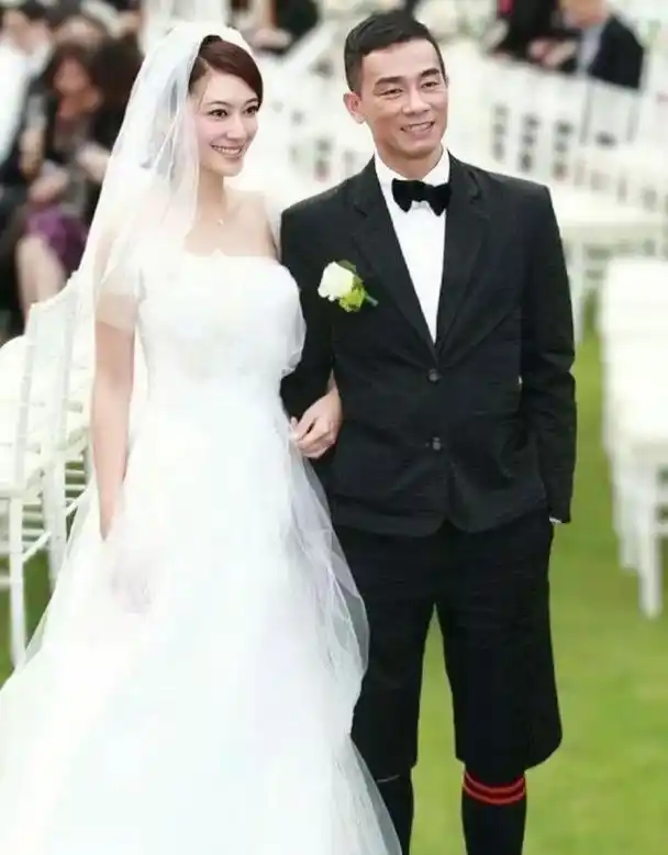 11月14日,香港知名演员应采儿透过社交平台发文庆祝与老公陈小春结婚